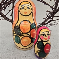 farverige-babushkadukker-traedukker-russiske-gamle-dukker